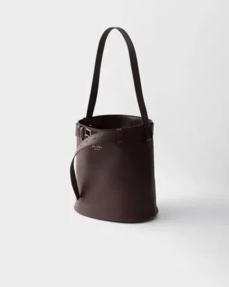 Bolso tipo cubo de piel con hebilla y cinturón de Prada