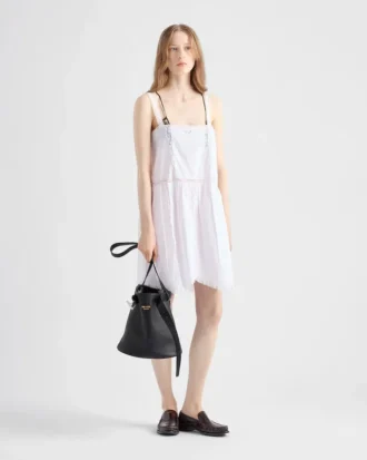 Bolso tipo cubo de piel con hebilla y cinturón de Prada