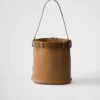 Bolso tipo cubo de piel con hebilla y cinturón de Prada Bolso tipo cubo de piel con hebilla y cinturón de Prada