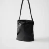 Bolso tipo cubo de piel con hebilla y cinturón de Prada Bolso tipo cubo de piel con hebilla y cinturón de Prada