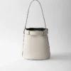 Bolso tipo cubo de piel con hebilla y cinturón de Prada