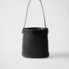 Bolso tipo cubo de piel con hebilla y cinturón de Prada Bolso tipo cubo de piel con hebilla y cinturón de Prada
