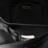 Bolso tipo cubo de piel con hebilla y cinturón de Prada Bolso tipo cubo de piel con hebilla y cinturón de Prada
