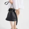 Bolso tipo cubo de piel con hebilla y cinturón de Prada Bolso tipo cubo de piel con hebilla y cinturón de Prada