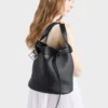 Bolso tipo cubo de piel con hebilla y cinturón de Prada Bolso tipo cubo de piel con hebilla y cinturón de Prada