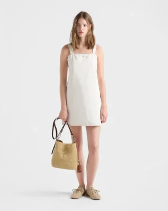 Bolso tipo cubo pequeño de ganchillo y cuero