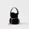 Bolso tipo cubo Prada Petit Sac Noir Mini de terciopelo y piel napa Bolso tipo cubo Prada Petit Sac Noir Mini de terciopelo y piel napa