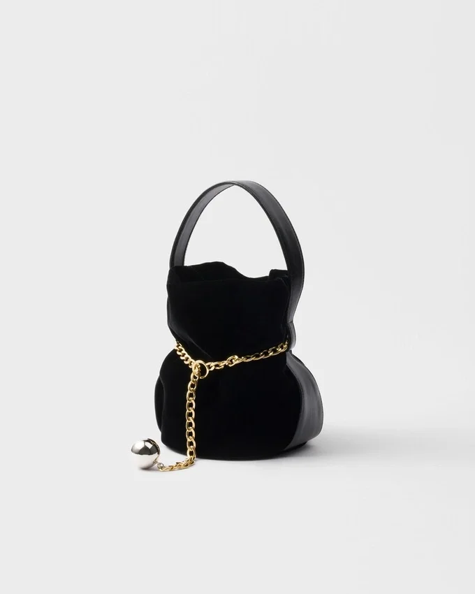 Bolso tipo cubo Prada Petit Sac Noir Mini de terciopelo y piel napa Bolso tipo cubo Prada Petit Sac Noir Mini de terciopelo y piel napa