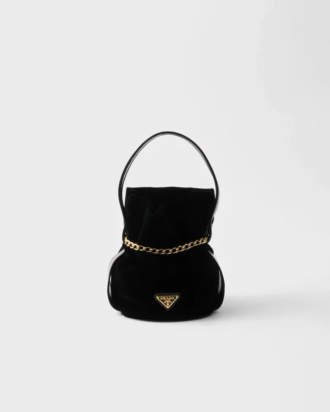 Bolso tipo cubo Prada Petit Sac Noir Mini de terciopelo y piel napa Bolso tipo cubo Prada Petit Sac Noir Mini de terciopelo y piel napa