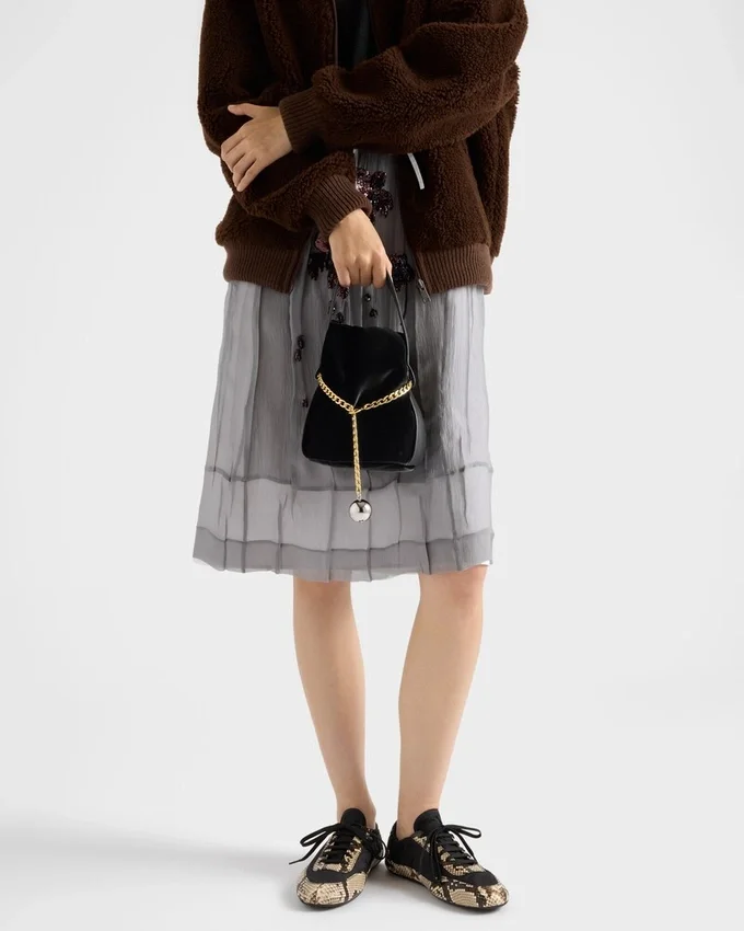 Bolso tipo cubo Prada Petit Sac Noir Mini de terciopelo y piel napa Bolso tipo cubo Prada Petit Sac Noir Mini de terciopelo y piel napa