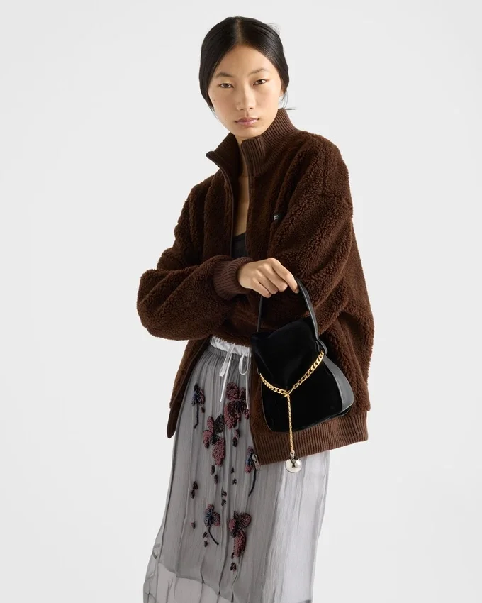 Bolso tipo cubo Prada Petit Sac Noir Mini de terciopelo y piel napa Bolso tipo cubo Prada Petit Sac Noir Mini de terciopelo y piel napa