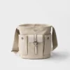Bolso tipo cubo Prada Route Mini de lona y piel