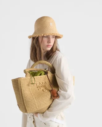 Bolso tote grande de ganchillo con detalles de piel