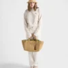 Bolso tote grande de ganchillo con detalles de piel Bolso tote grande de ganchillo con detalles de piel
