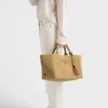 Bolso tote grande de ganchillo con detalles de piel Bolso tote grande de ganchillo con detalles de piel