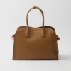 Bolso tote grande de piel con hebillas Bolso tote grande de piel con hebillas