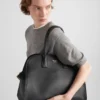 Bolso tote grande de piel con hebillas Bolso tote grande de piel con hebillas