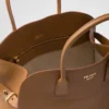 Bolso tote grande de piel con hebillas Bolso tote grande de piel con hebillas