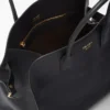 Bolso tote grande de piel con hebillas Bolso tote grande de piel con hebillas