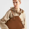 Bolso tote grande de piel con hebillas Bolso tote grande de piel con hebillas