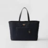 Bolso tote grande Prada Re-Edition 1978 de Re-Nylon y piel Saffiano Bolso tote grande Prada Re-Edition 1978 de Re-Nylon y piel Saffiano