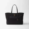 Bolso tote grande Prada Re-Edition 1978 de Re-Nylon y piel Saffiano Bolso tote grande Prada Re-Edition 1978 de Re-Nylon y piel Saffiano