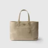 Bolso tote grande Prada Re-Edition 1978 de Re-Nylon y piel Saffiano Bolso tote grande Prada Re-Edition 1978 de Re-Nylon y piel Saffiano
