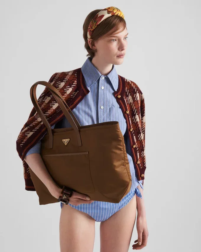 Bolso tote grande Prada Re-Edition 1978 de Re-Nylon y piel Saffiano Bolso tote grande Prada Re-Edition 1978 de Re-Nylon y piel Saffiano