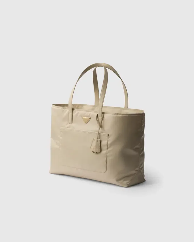 Bolso tote grande Prada Re-Edition 1978 de Re-Nylon y piel Saffiano Bolso tote grande Prada Re-Edition 1978 de Re-Nylon y piel Saffiano