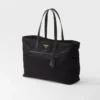 Bolso tote grande Prada Re-Edition 1978 de Re-Nylon y piel Saffiano Bolso tote grande Prada Re-Edition 1978 de Re-Nylon y piel Saffiano
