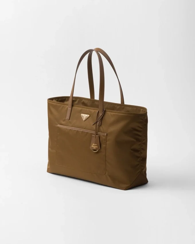 Bolso tote grande Prada Re-Edition 1978 de Re-Nylon y piel Saffiano Bolso tote grande Prada Re-Edition 1978 de Re-Nylon y piel Saffiano