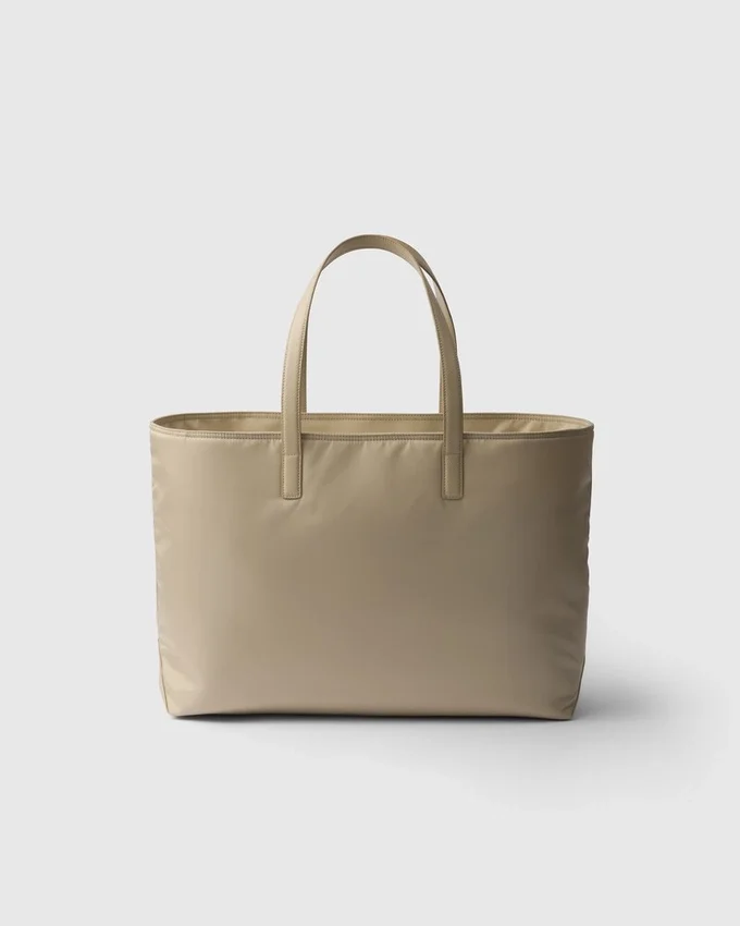 Bolso tote grande Prada Re-Edition 1978 de Re-Nylon y piel Saffiano Bolso tote grande Prada Re-Edition 1978 de Re-Nylon y piel Saffiano