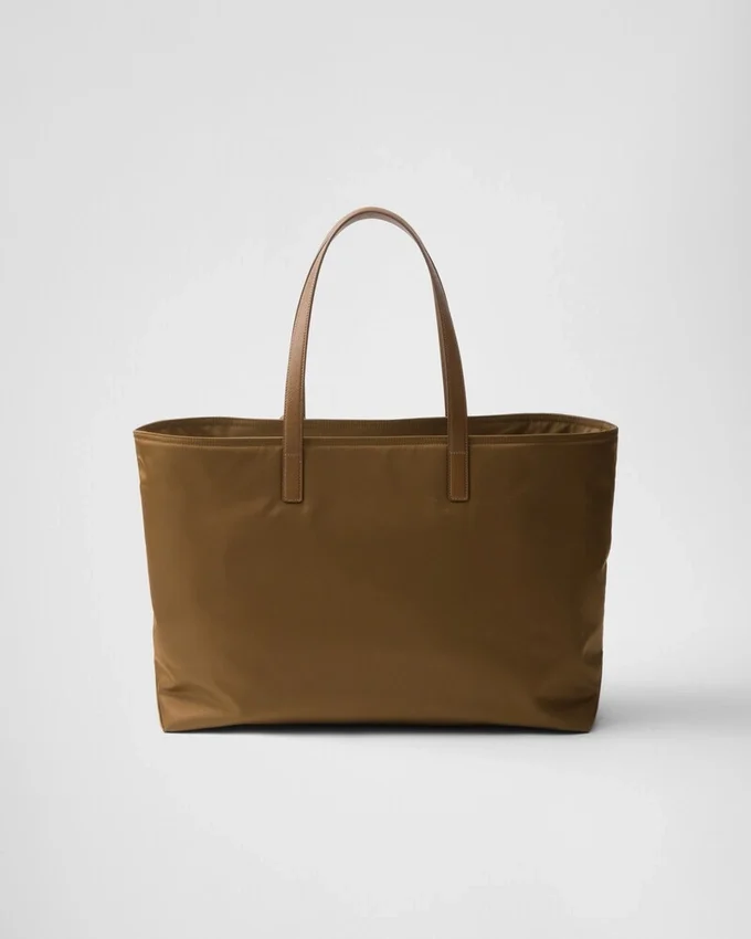 Bolso tote grande Prada Re-Edition 1978 de Re-Nylon y piel Saffiano Bolso tote grande Prada Re-Edition 1978 de Re-Nylon y piel Saffiano