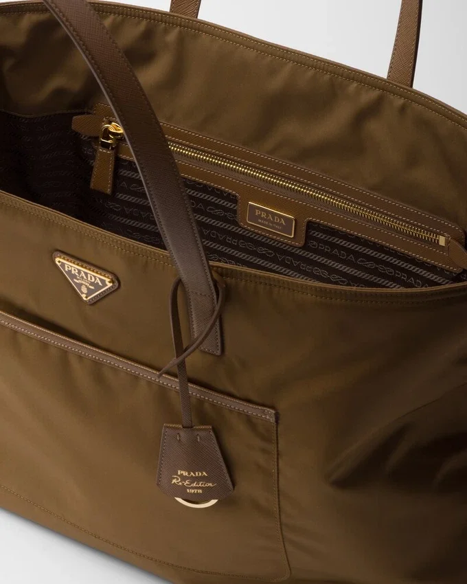 Bolso tote grande Prada Re-Edition 1978 de Re-Nylon y piel Saffiano Bolso tote grande Prada Re-Edition 1978 de Re-Nylon y piel Saffiano