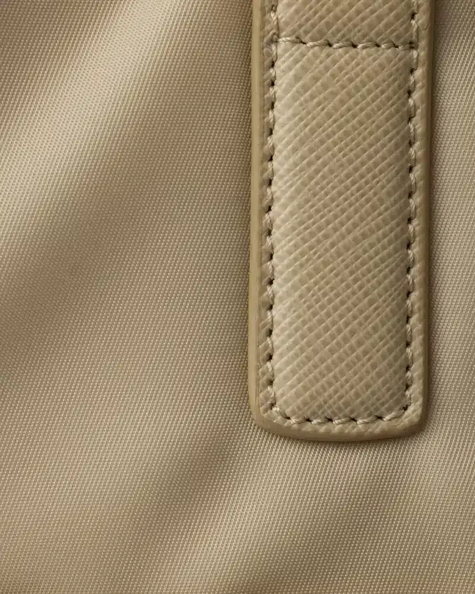 Bolso tote grande Prada Re-Edition 1978 de Re-Nylon y piel Saffiano Bolso tote grande Prada Re-Edition 1978 de Re-Nylon y piel Saffiano