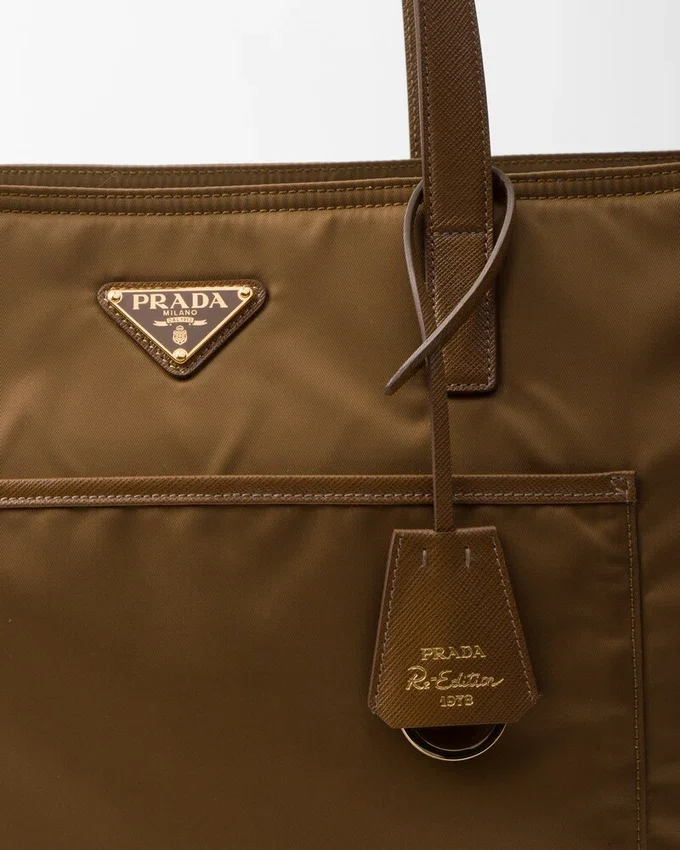 Bolso tote grande Prada Re-Edition 1978 de Re-Nylon y piel Saffiano Bolso tote grande Prada Re-Edition 1978 de Re-Nylon y piel Saffiano