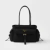 Bolso tote mediano Prada Explore de Re-Nylon y piel Bolso tote mediano Prada Explore de Re-Nylon y piel
