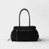 Bolso tote mediano Prada Explore de Re-Nylon y piel Bolso tote mediano Prada Explore de Re-Nylon y piel