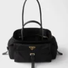 Bolso tote mediano Prada Explore de Re-Nylon y piel Bolso tote mediano Prada Explore de Re-Nylon y piel