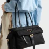 Bolso tote mediano Prada Explore de Re-Nylon y piel Bolso tote mediano Prada Explore de Re-Nylon y piel