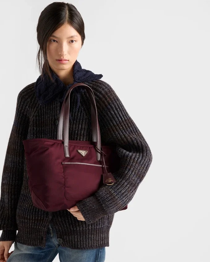 Bolso tote mediano Prada Re-Edition 1978 de Re-Nylon y piel Saffiano Bolso tote mediano Prada Re-Edition 1978 de Re-Nylon y piel Saffiano