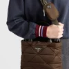Bolso tote pequeño acolchado de Re-Nylon Bolso tote pequeño acolchado de Re-Nylon