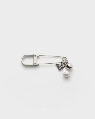 Broche de metal y perlas