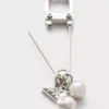 Broche de metal y perlas Broche de metal y perlas