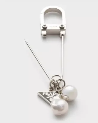 Broche de metal y perlas
