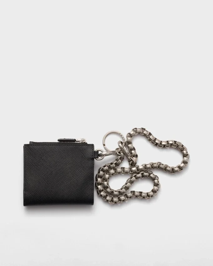 Cartera pequeña de piel Saffiano con cadena Cartera pequeña de piel Saffiano con cadena