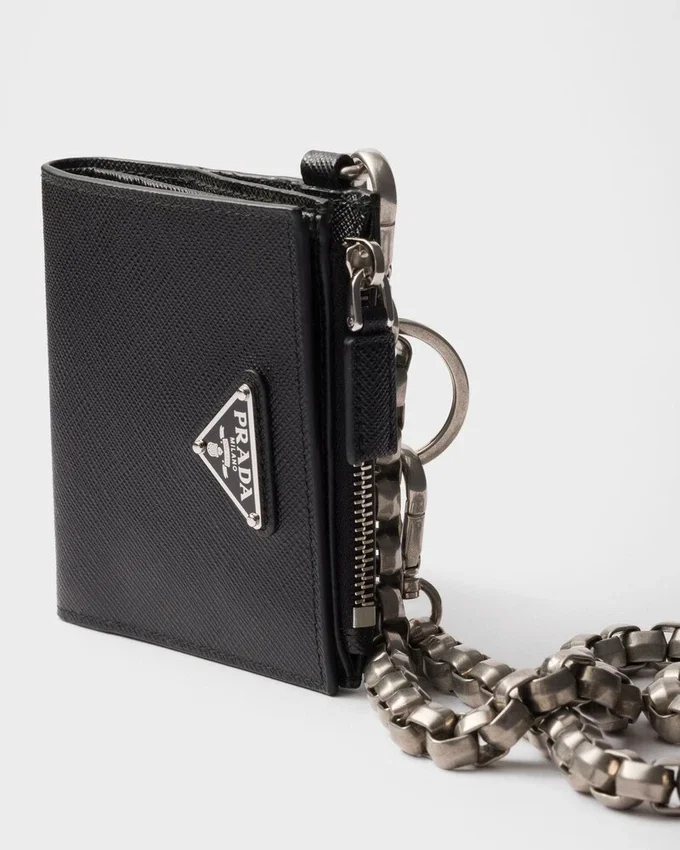 Cartera pequeña de piel Saffiano con cadena Cartera pequeña de piel Saffiano con cadena