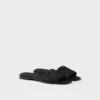 Chanclas de piel con detalles de ganchillo Chanclas de piel con detalles de ganchillo
