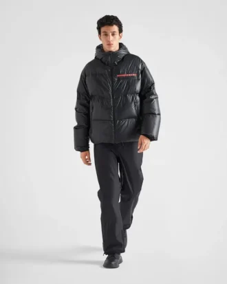 Chaqueta acolchada con capucha de Re-Nylon ligero