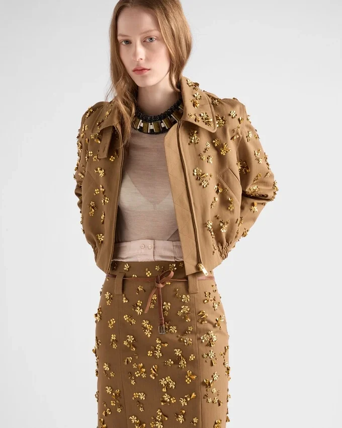 Chaqueta blusón con bordado en forma de chevron Chaqueta blusón con bordado en forma de chevron